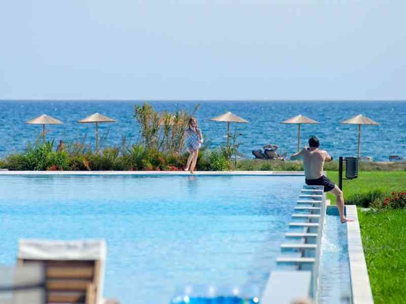 Buca Beach Resort, Месения