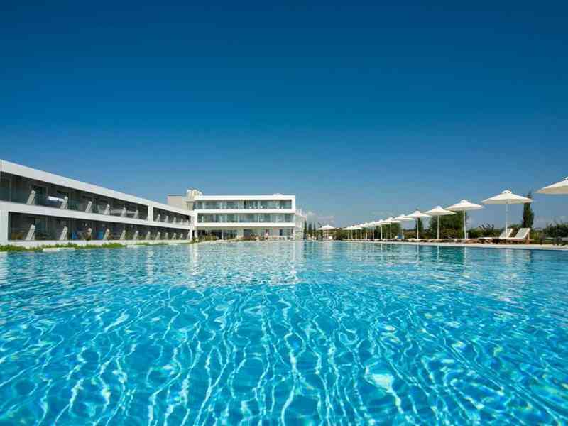 Buca Beach Resort, Месения