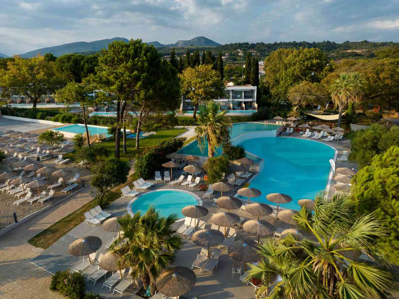 Ninos Grand Beach Resort, Превеза