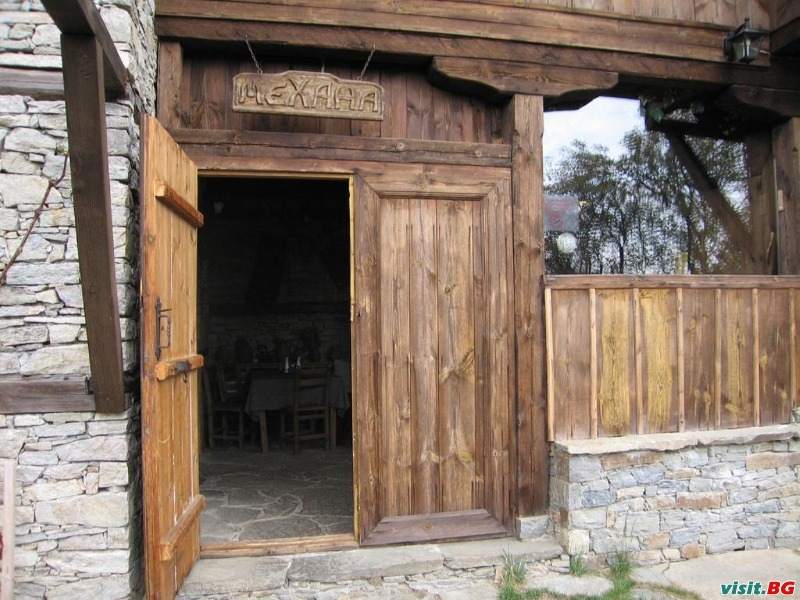 Бялата къща, с.Ковачевица 9