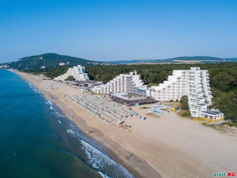 Лято 2024 в Албена, първа линия all inclusive до 01.07 с безплатен плаж в хотел Мура