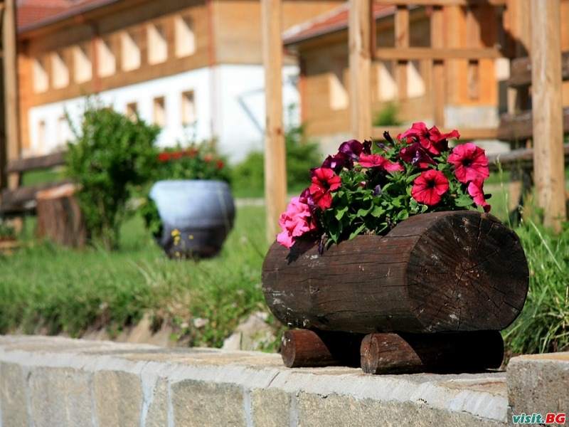 Комплекс Бяло Камъне, с.Старосел 10