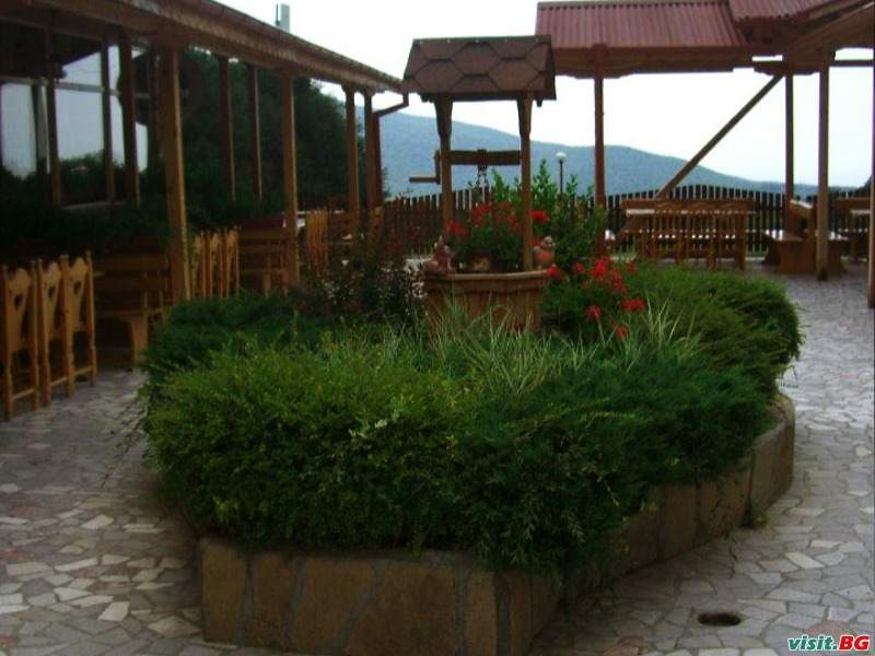 Комплекс Бяло Камъне, с.Старосел 12
