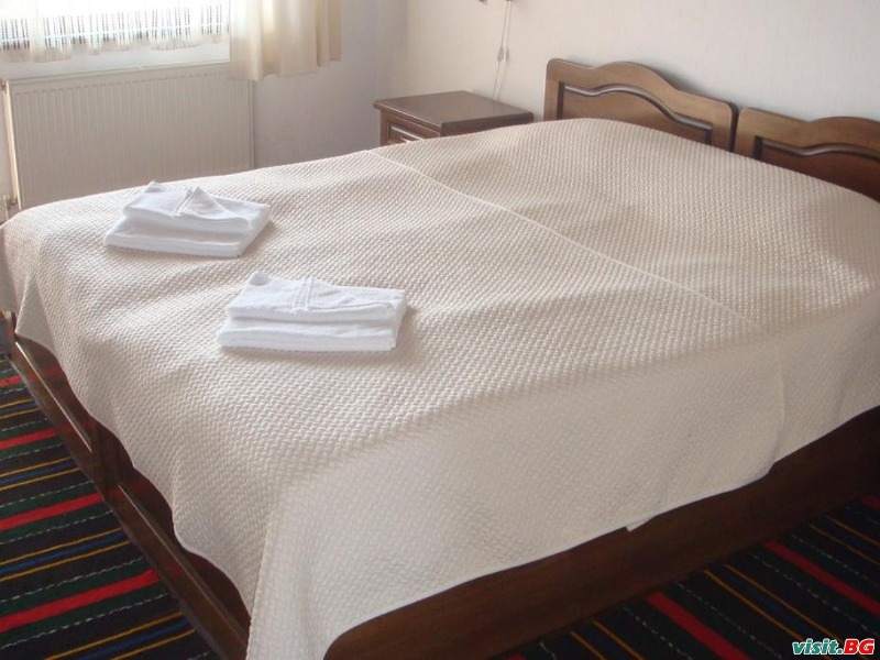 Хотел Сватовете, Априлци 12