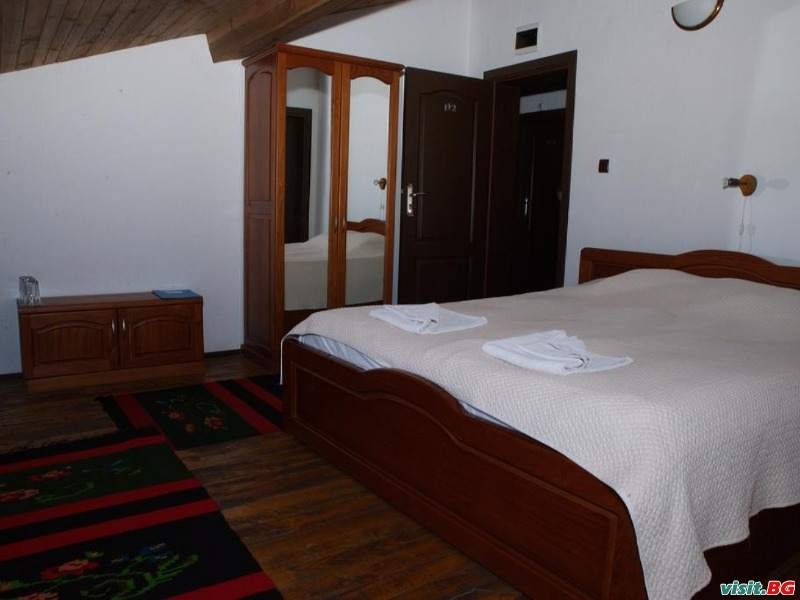 Хотел Сватовете, Априлци 11