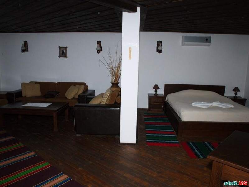 Хотел Сватовете, Априлци 10