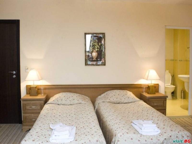 Хотел Зора, Разлог