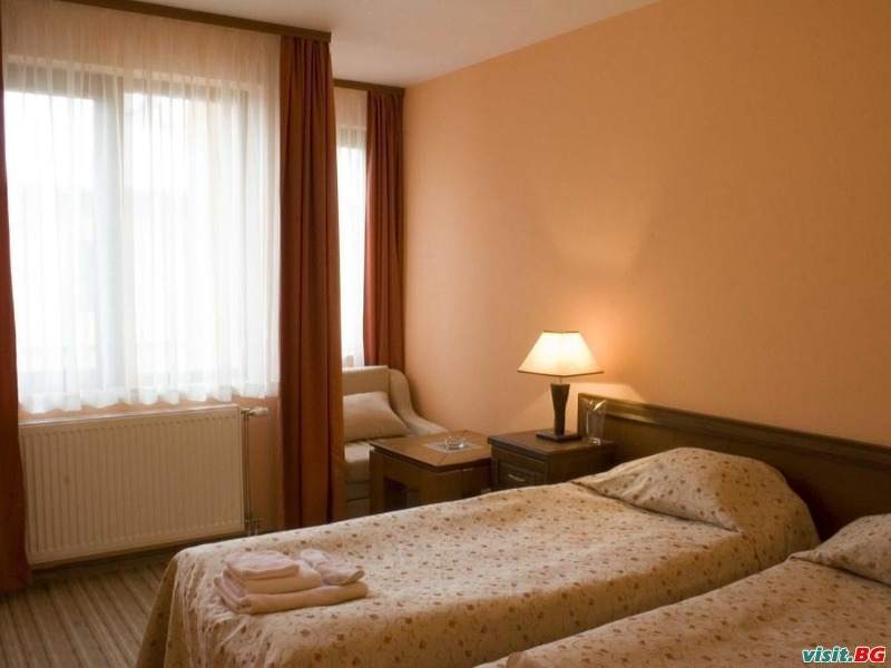 Хотел Зора, Разлог