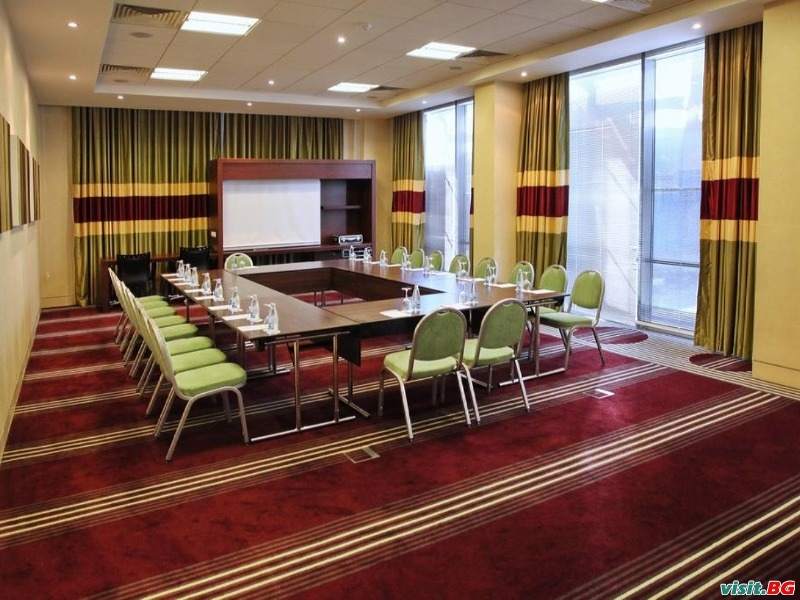 Holiday Inn Sofia, София 4