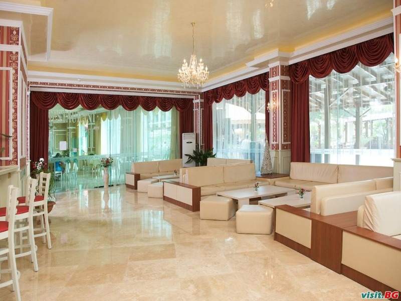 Мена Палас, Слънчев бряг