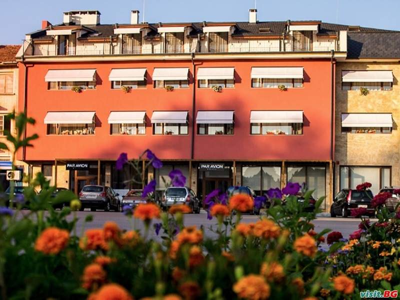 Хотел Паравион, Априлци 1