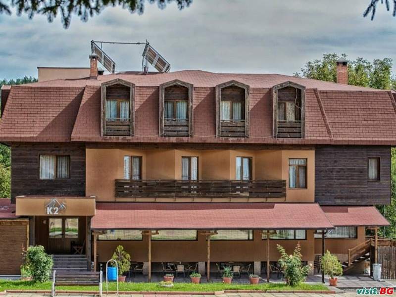 Хотел К2, Разлог