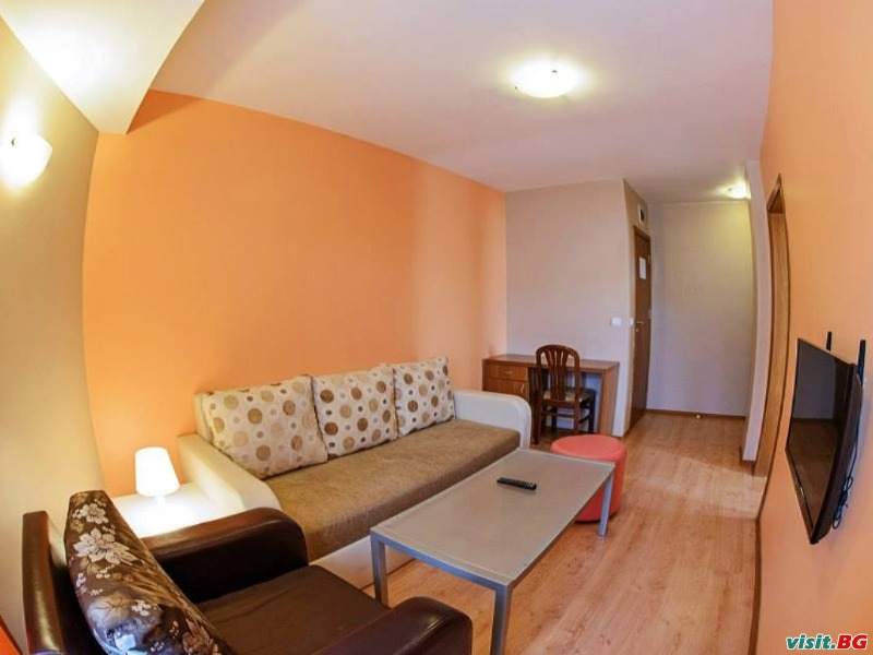 Хотел К2, Разлог