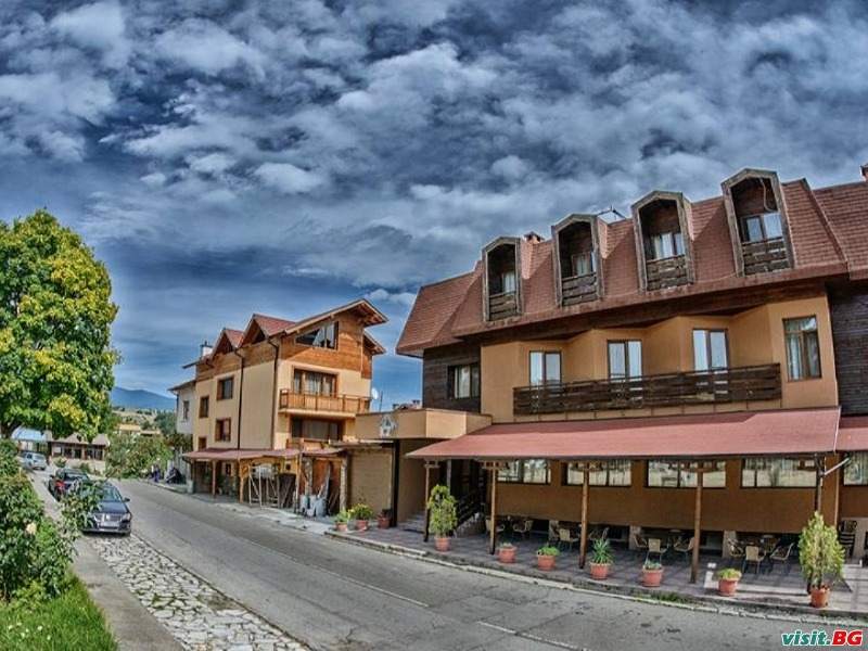 Хотел К2, Разлог