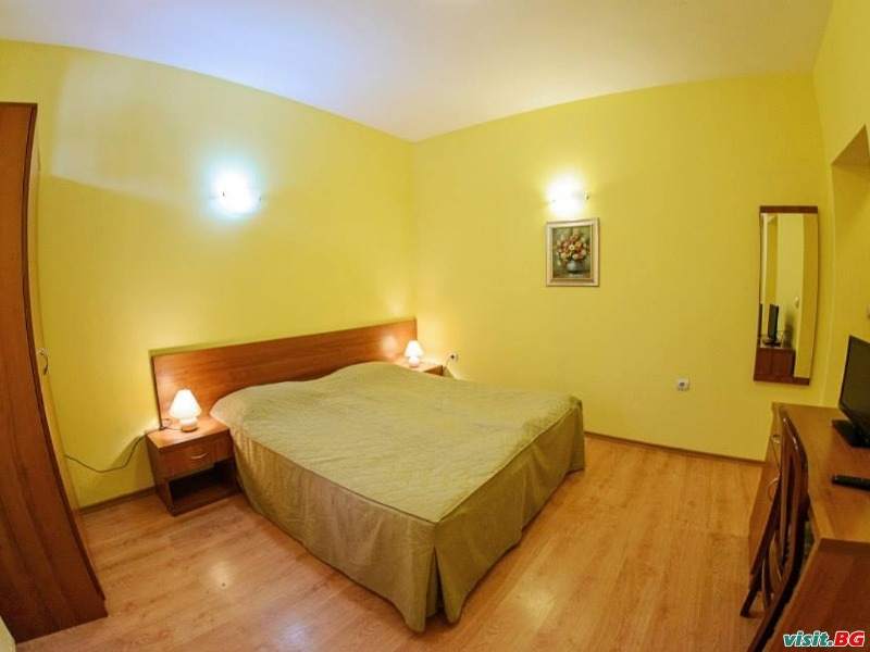 Хотел К2, Разлог