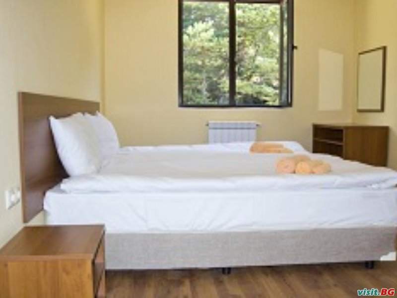 Семеен хотел Русалиите, Разлог