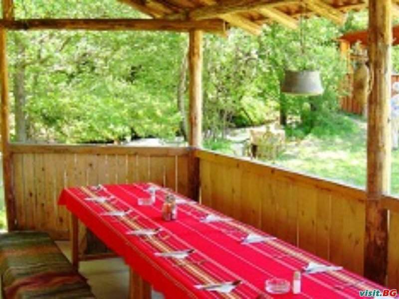 Семеен хотел Русалиите, Разлог