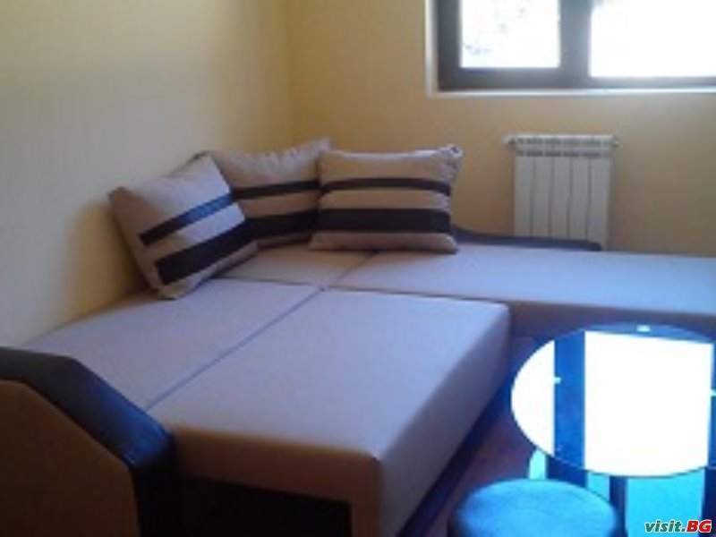 Семеен хотел Русалиите, Разлог