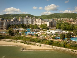 Алуа Съни Бийч Ризорт и Спа