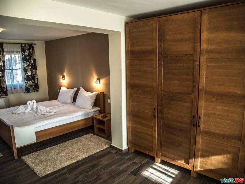 Къщи за гости Ред Хаус, Копривщица 33