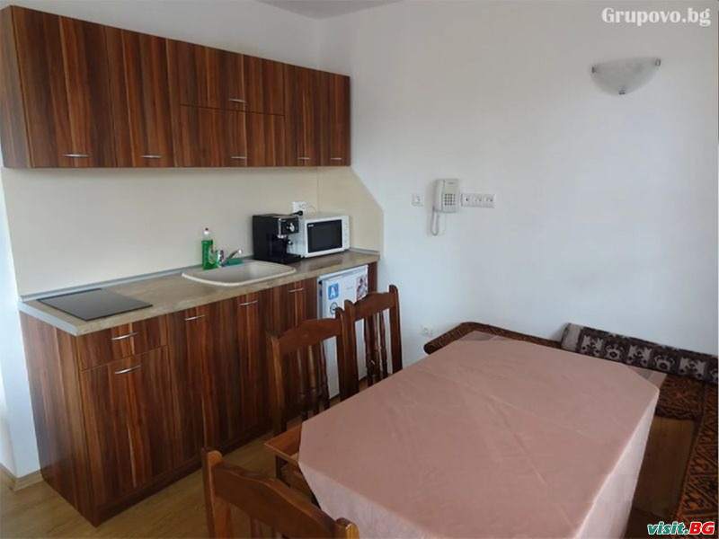 Емили Фемили Хаус, Копривщица