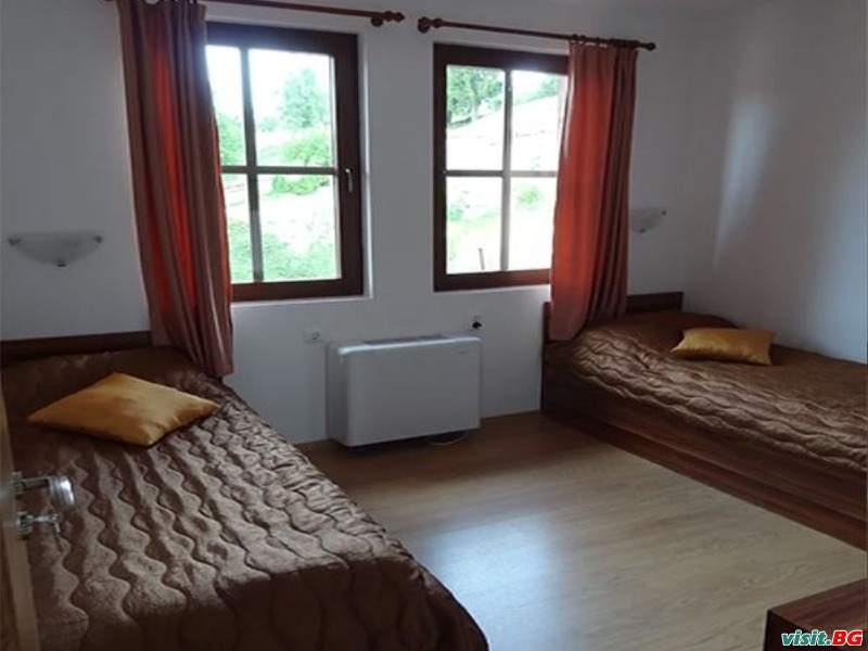 Емили Фемили Хаус, Копривщица 10