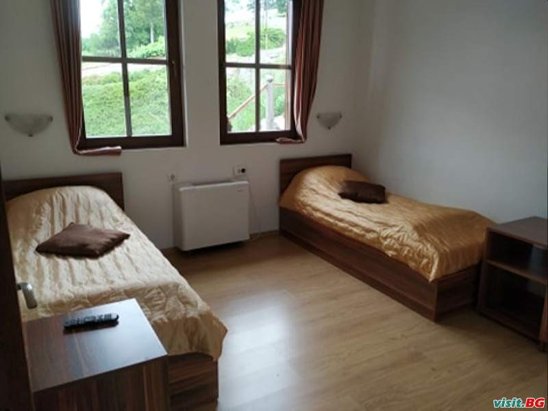 Емили Фемили Хаус, Копривщица 8