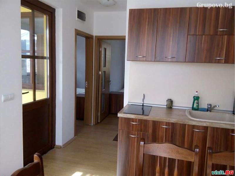 Емили Фемили Хаус, Копривщица 9