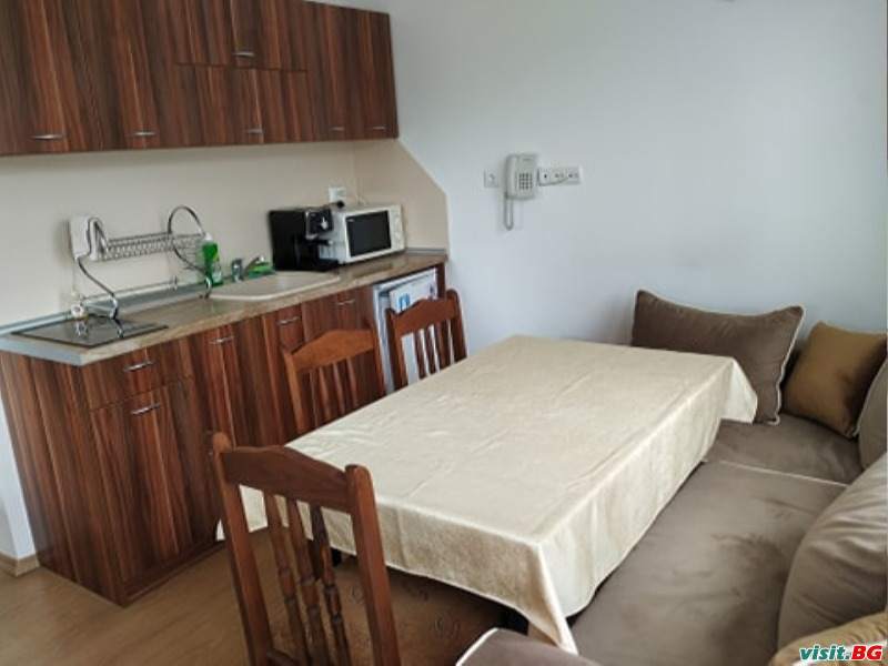 Емили Фемили Хаус, Копривщица 6