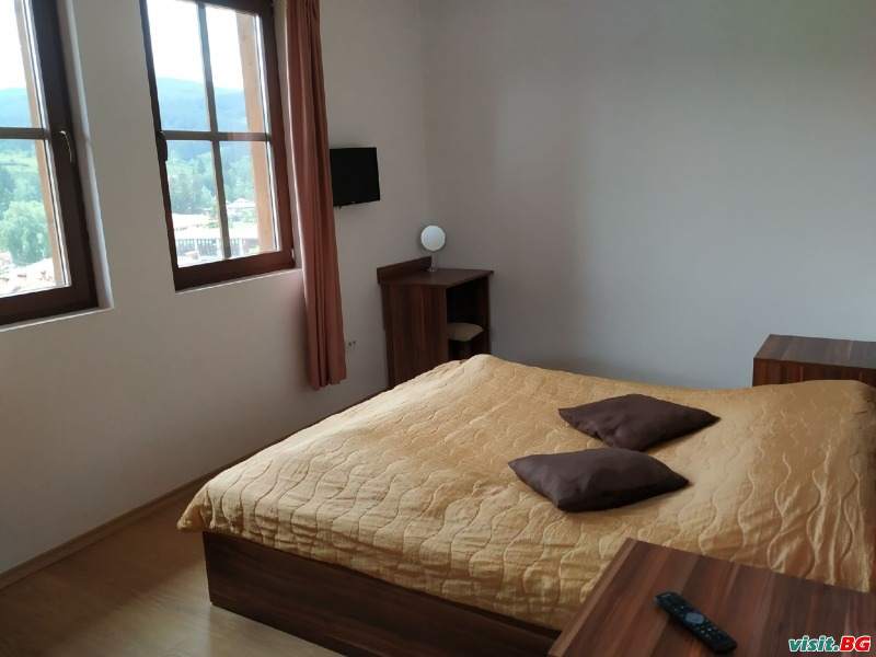 Емили Фемили Хаус, Копривщица 7