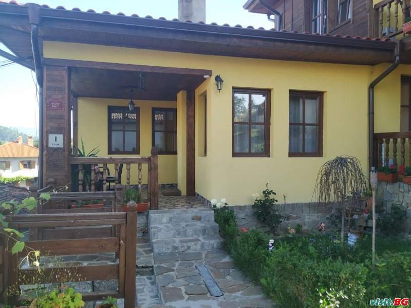 Емили Фемили Хаус, Копривщица