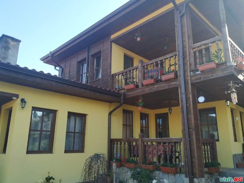 Емили Фемили Хаус, Копривщица