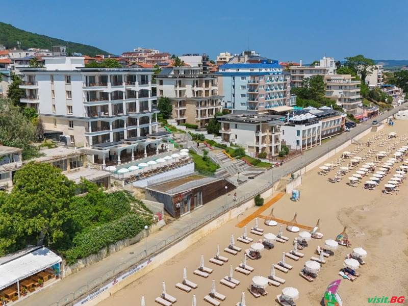 На първа линия в Нов хотел за 2025, Ultra All Inclusive с плаж след 28.08 в Хотел La Boheme, Обзор