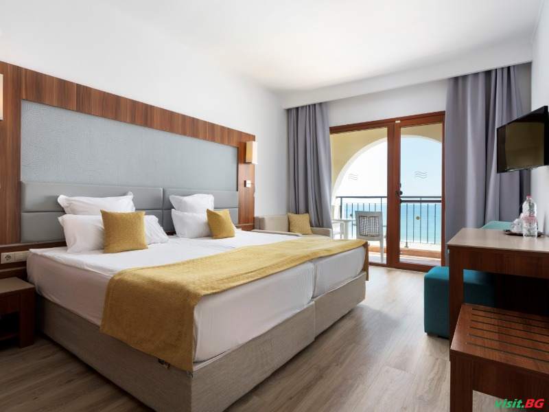 Алуа Хелиос Бей, Обзор 22