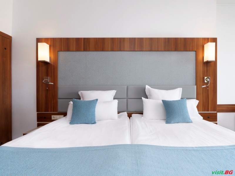 Алуа Хелиос Бей, Обзор 18