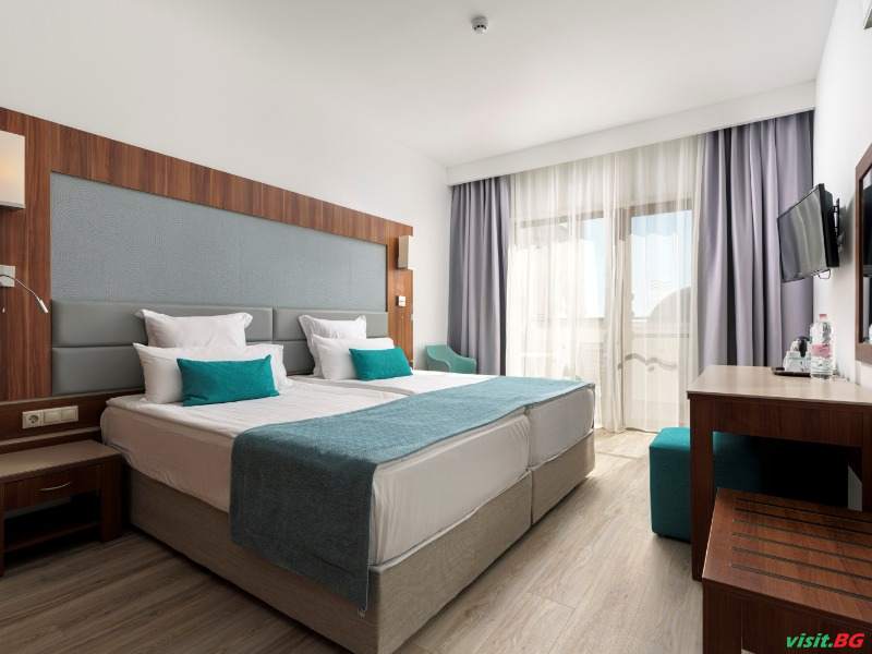 Алуа Хелиос Бей, Обзор 25