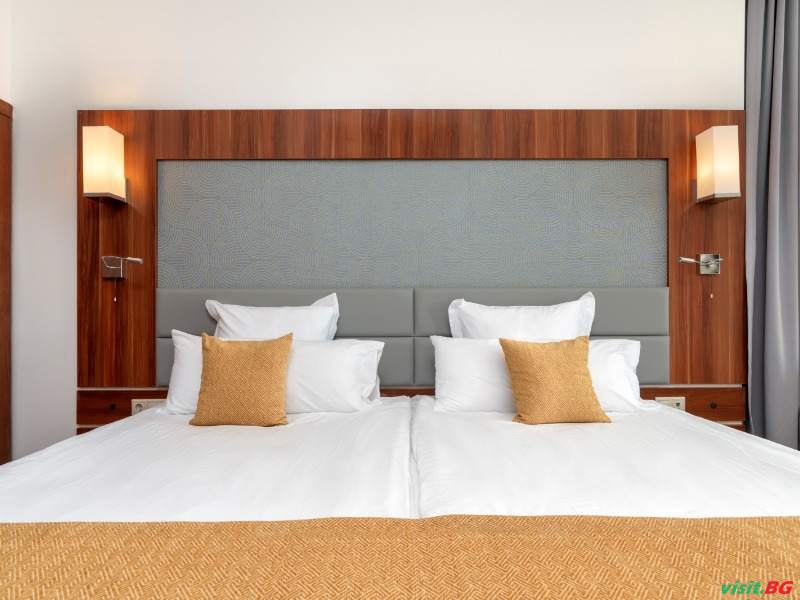 Алуа Хелиос Бей, Обзор 21